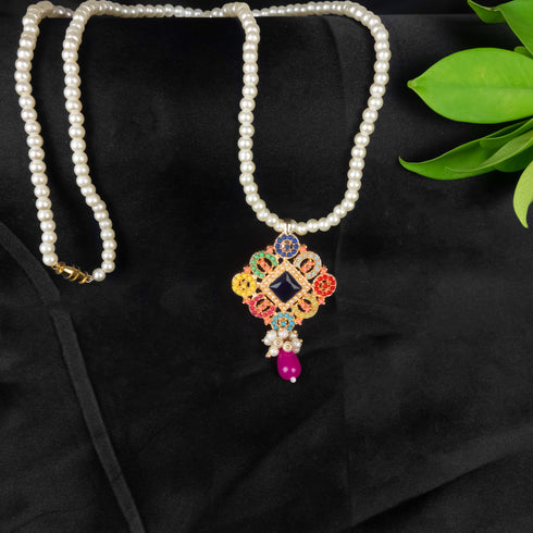 Naurattan black centre pendant set D299-1